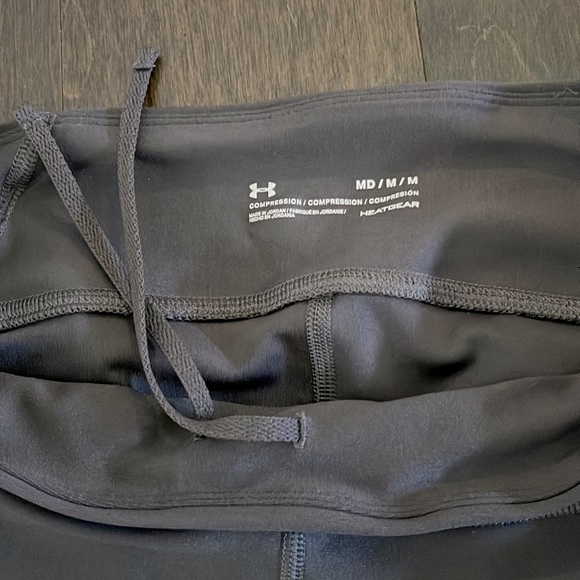 Under Armour compression capri leggings- gray/light gray/peach size medium - Picture 4 of 4
